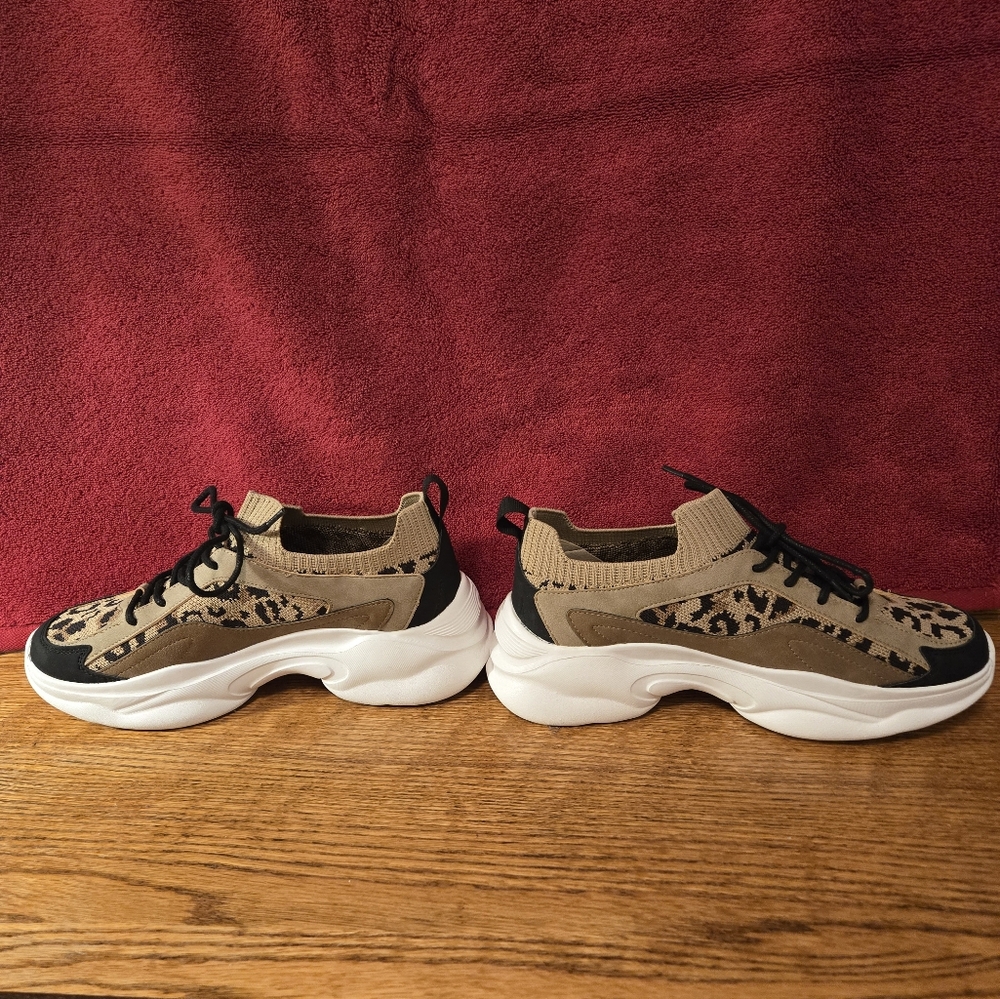Stylish Leopard Print Sneakers - Picture 4 of 6